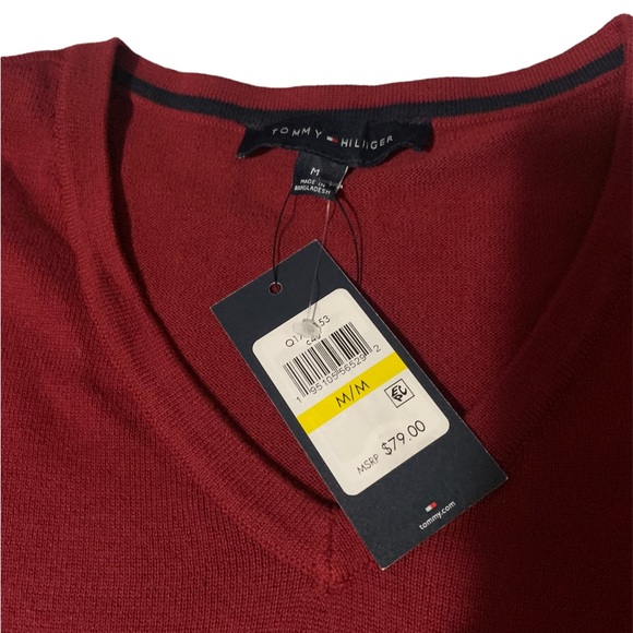 Tommy Hilfiger lightweight knit sweater. NWT size medium. - Picture 3 of 3